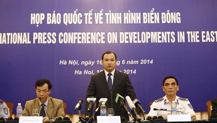 Họp báo quốc tế về Biển Đông: Việt Nam kiên quyết bác bỏ những luận điệu vu cáo từ Trung Quốc - ảnh 1